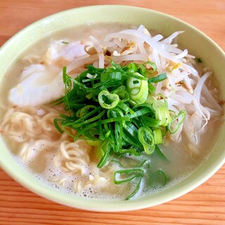 もやしたっぷり☆豚骨ラーメン